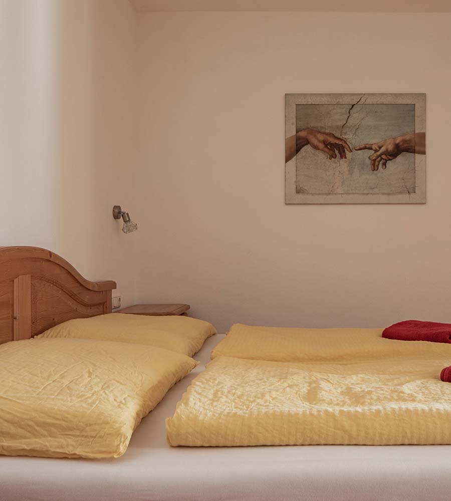 Doppelbett mit gelber Bettwäsche