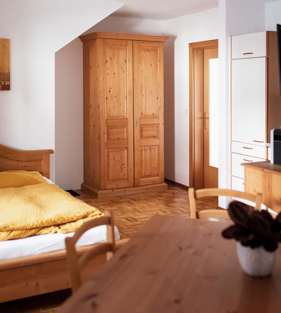 Zimmer mit traditioneller Einrichtung aus Holz