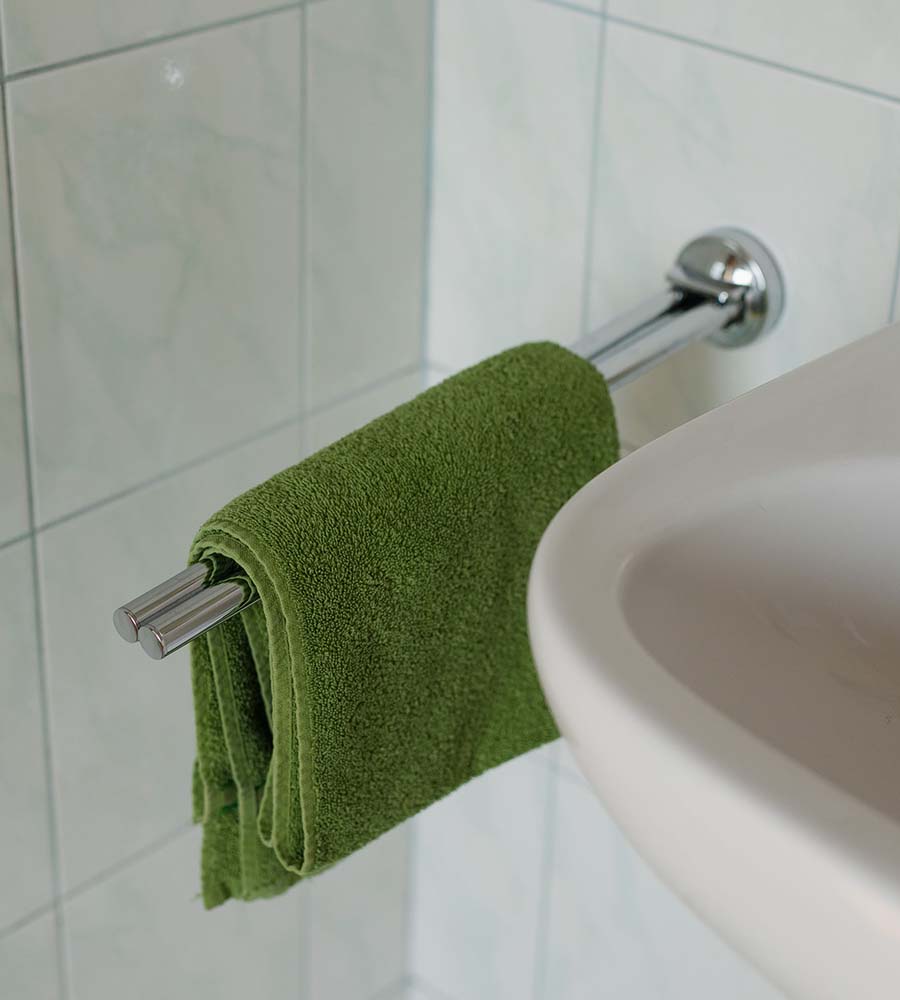 Handtuchhalter mit grünem Handtuch