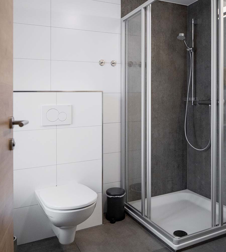 Elegantes Badezimmer mit Dusche und Wc