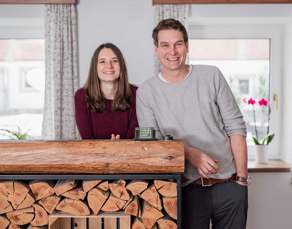 Besitzer des Grabmayrhofs stehen bei der Rezeption